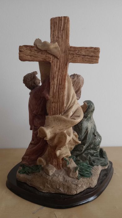 estatueta com Santa Madalena e Jesus na cruz