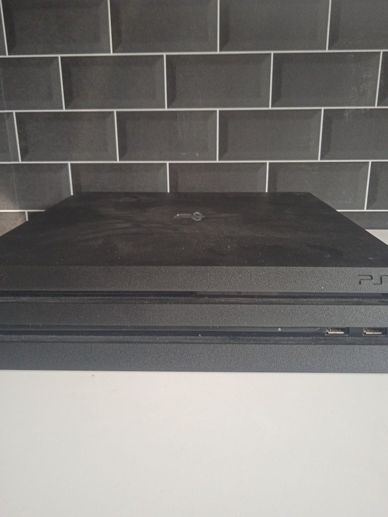 PlayStation4 pro + 1 kontroler stan bardzo dobry
