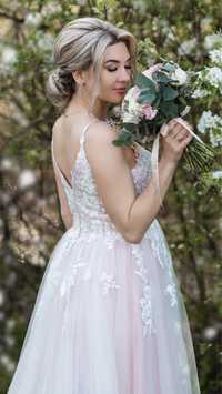 Piekna suknia ślubna boho pudrowy róż