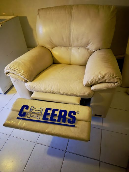 Sofá de couro reclinável Cheers – conforto e estilo para a sua sala!
