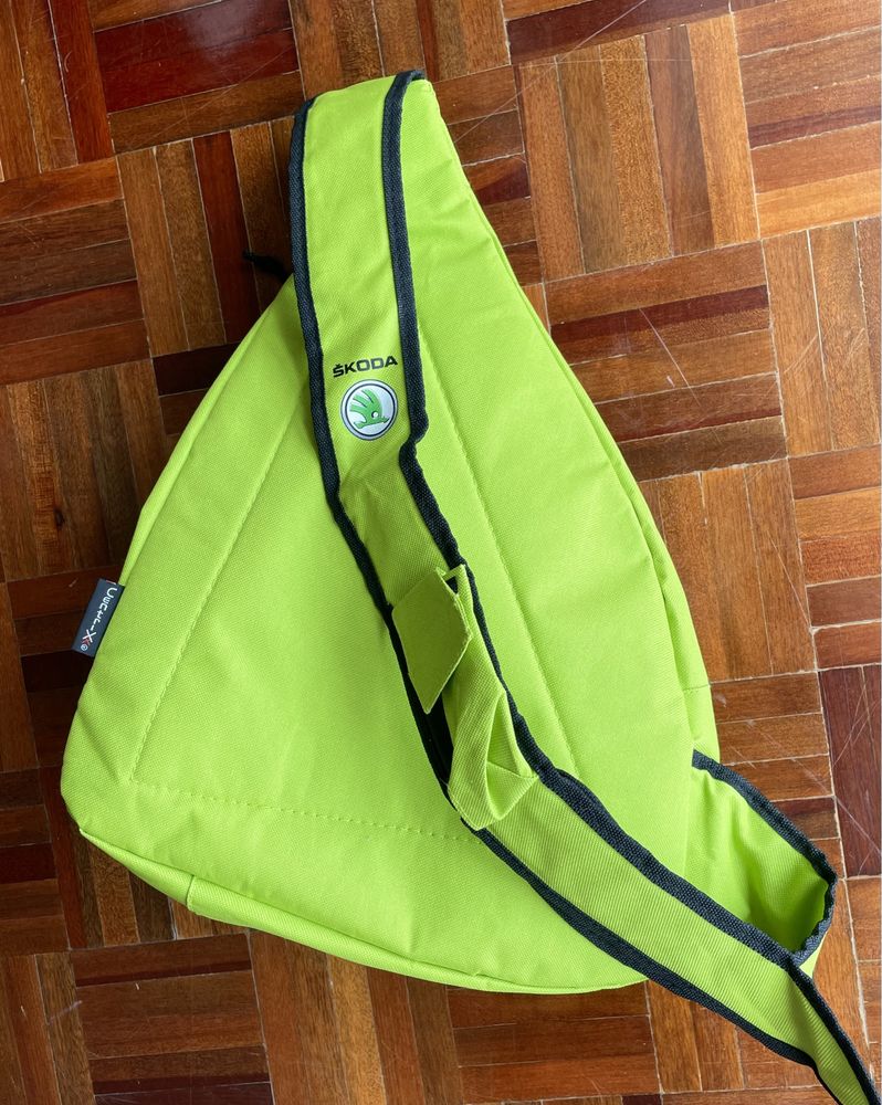Mochila a tiracolo verde triangular