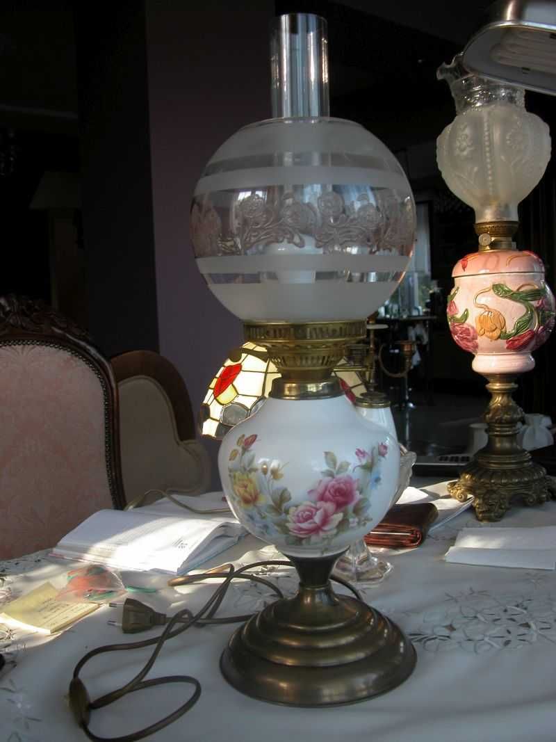 stara lampa- lampka jak naftowa w kwiaty