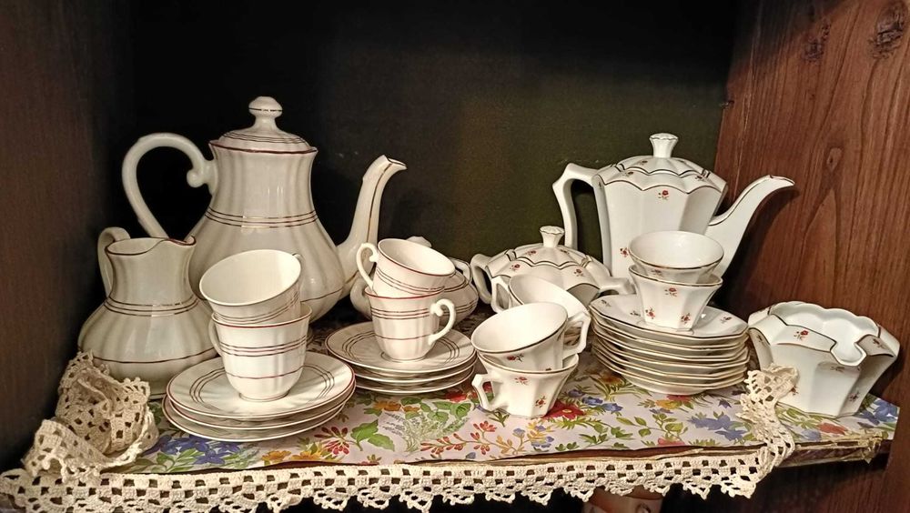 Conjunto de peças de cristal decorativas e taças