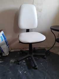 białe krzesło na kółkach