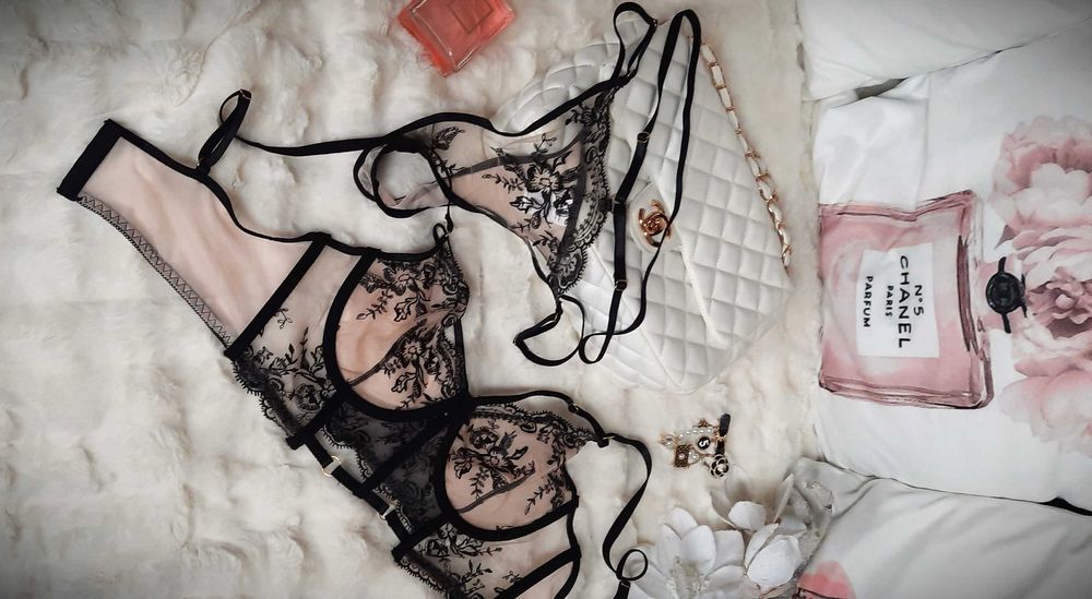 komplet bielizny elegancki gorsetowy beż czarny