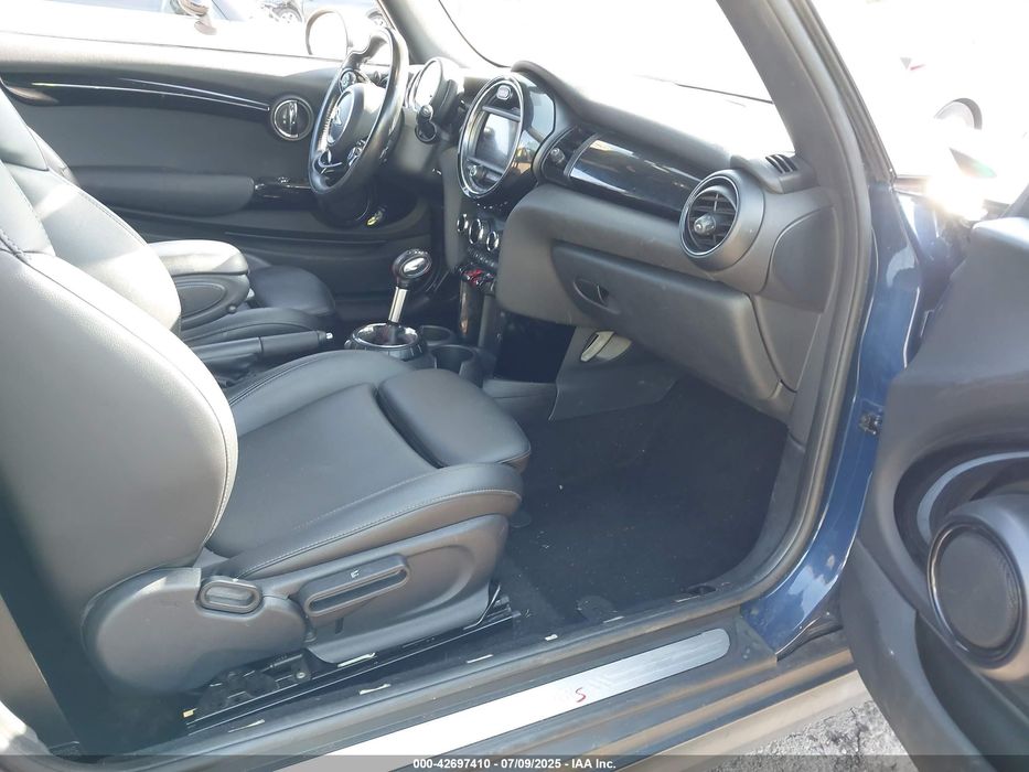 2017 MINI COOPER S в дорозі