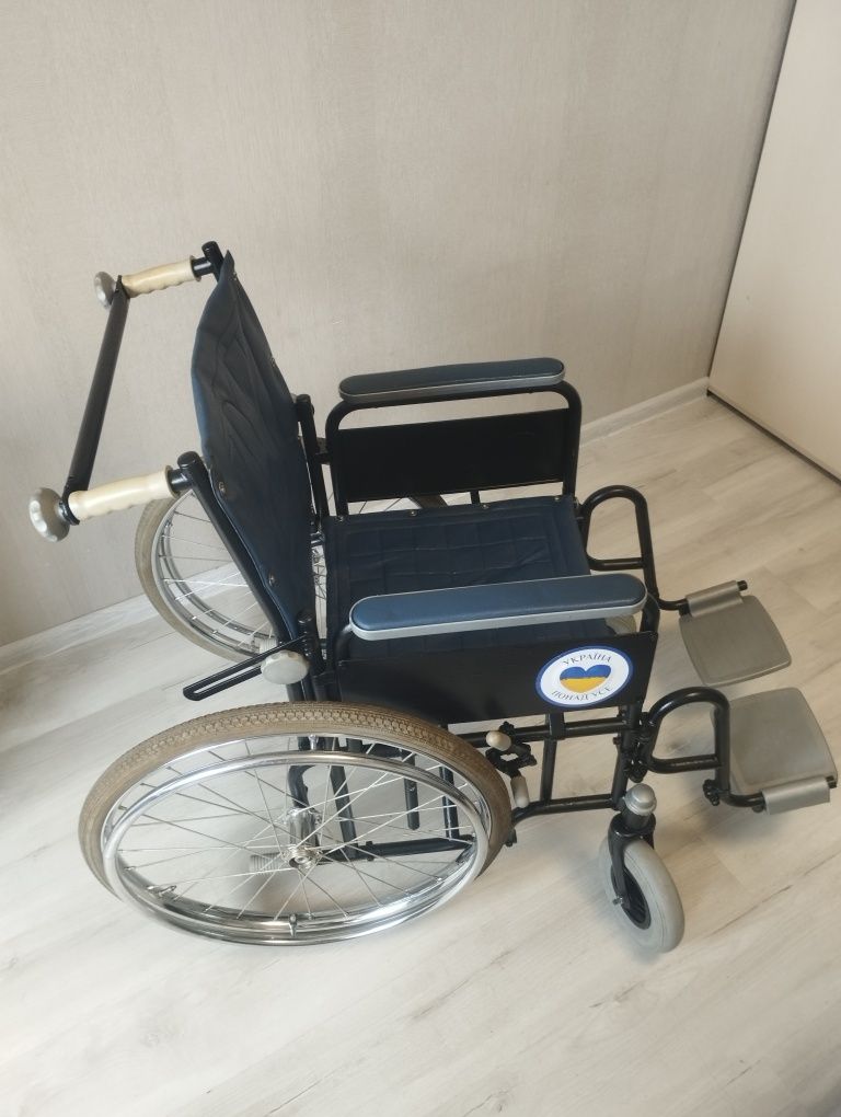 инвалидное кресло , инвалидная коляска. інвалідний візок