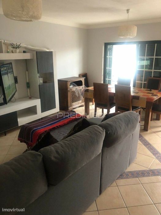 Moradia Com 3 Quartos E Estacionamento Privado