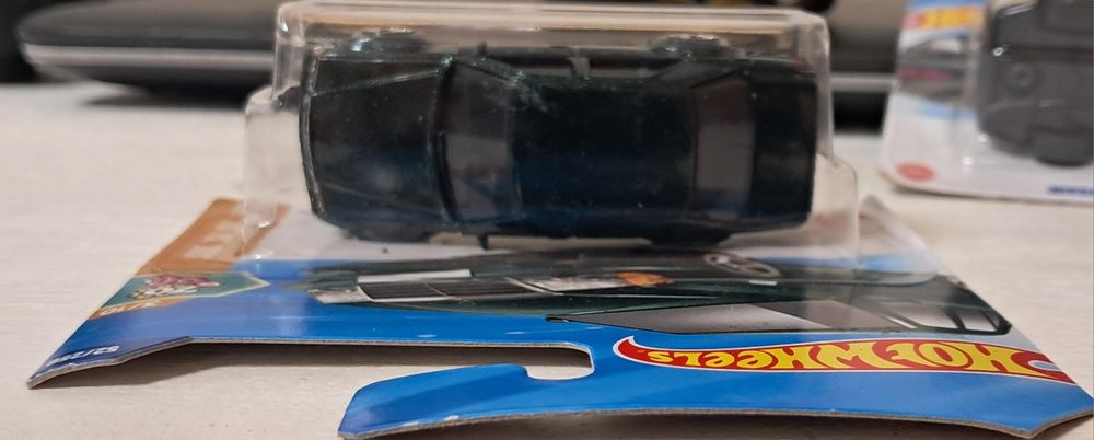 Продам hotwheels mersedes-Benz 500e