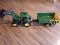Trakror John Deere z przyczepą