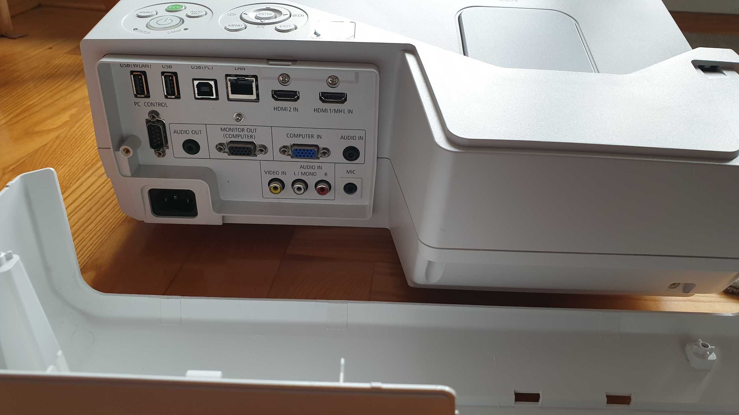 Projektor LCD NEC UM301W biały krótkoogniskowy idealny stan