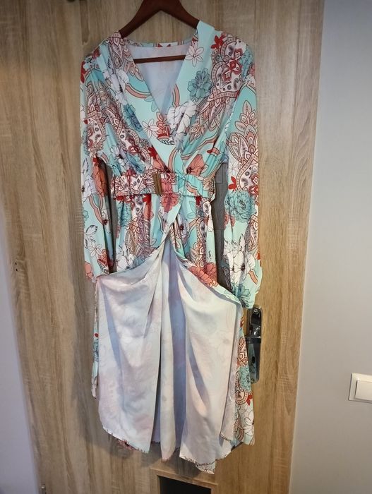 Sukienka wzorzysta kolor miętowy z dodatkiem paska