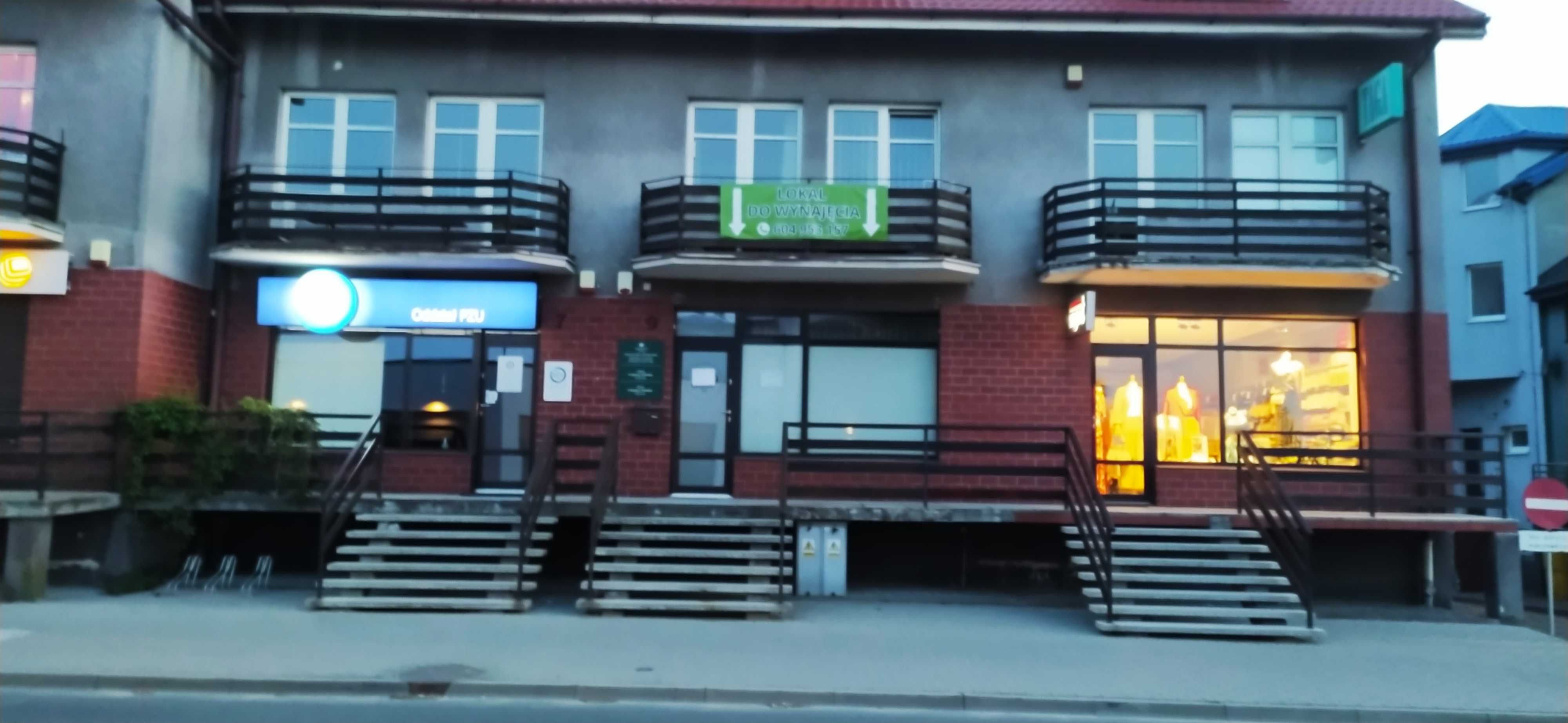 Lokal na parterze, z poczekalnią i zapleczem socjalnym.