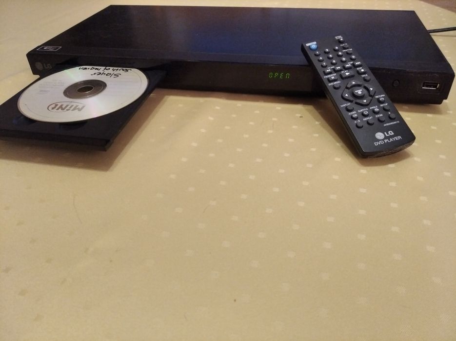 Sprzedam dvd LG z pilotem z dodatkowym wejściem na USB