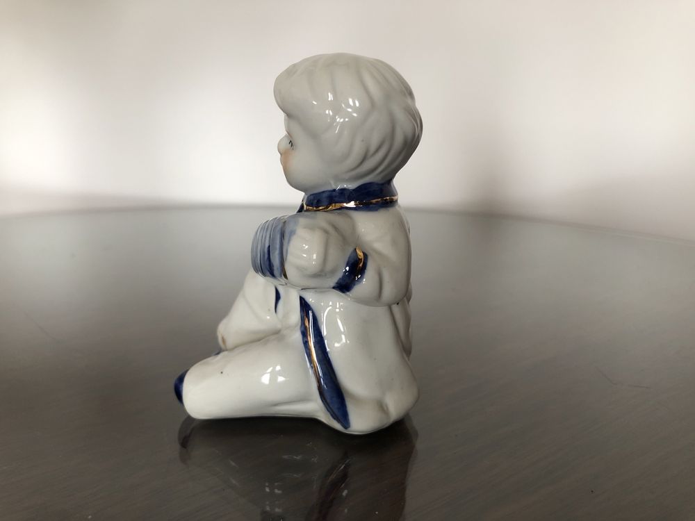 Figurka porcelanowa dziewczynka z harmonią