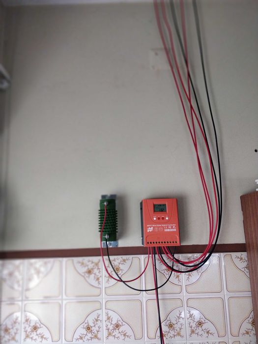 Kit Solar Híbrido – Solar + Eólico (720W Painéis + Turbina + LiFePO₄)