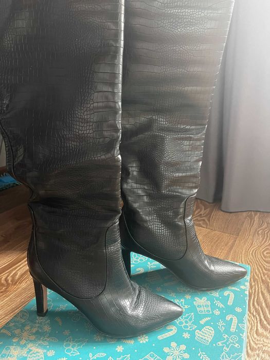 Жіночі чоботи  на шпильці 37 розмір б/у