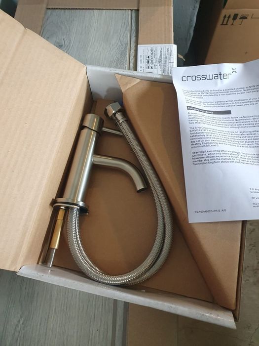 Szafka łazienkowa czerwona z umywalką i baterią