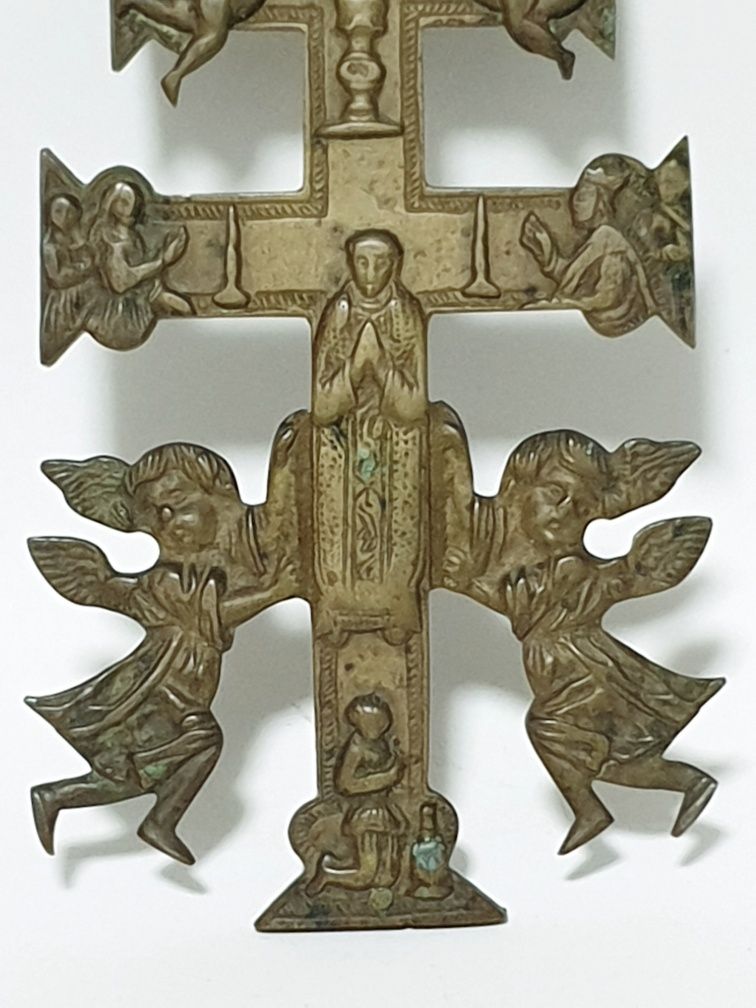 Antiga cruz Caravaca em latão