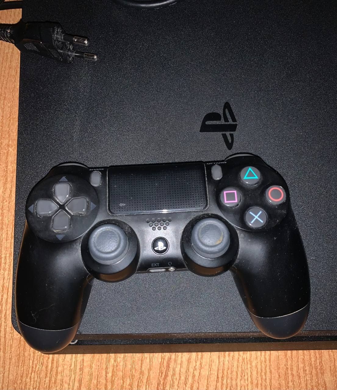 Продаю PlayStation 4 Slim 500GB с богатым комплектом игр и аксессуаров