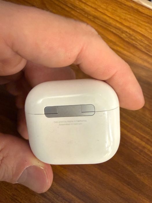 Кейс и левый наушник AirPods 4 (anc) с шумопоглащением