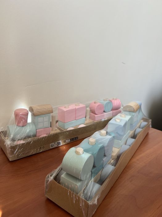 Продам дерев’яні поїзди з вагончиками