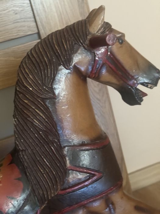 Kon drewniany na noegunach