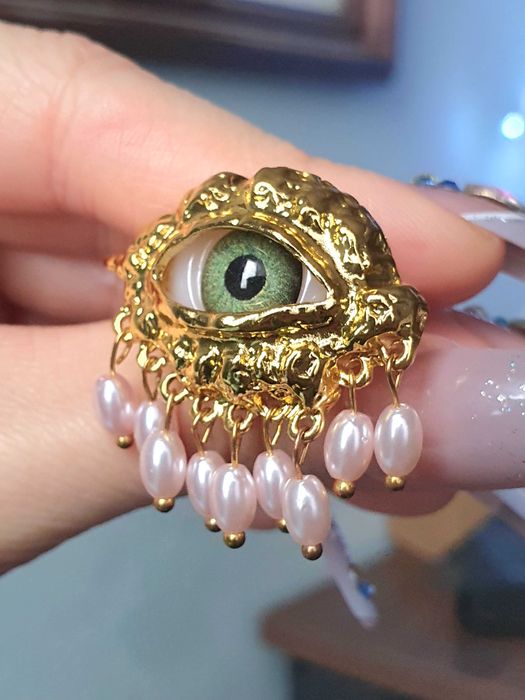 Anel surrealista olho verde, metal dourado, anel ajustável