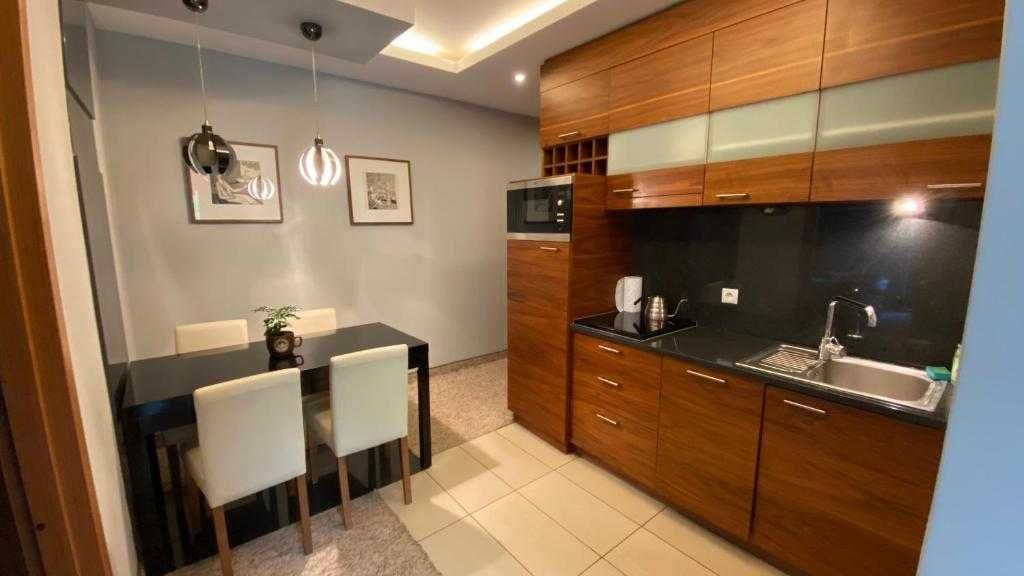 Apartament nad jeziorem z TARASEM i miejscem parkingowym