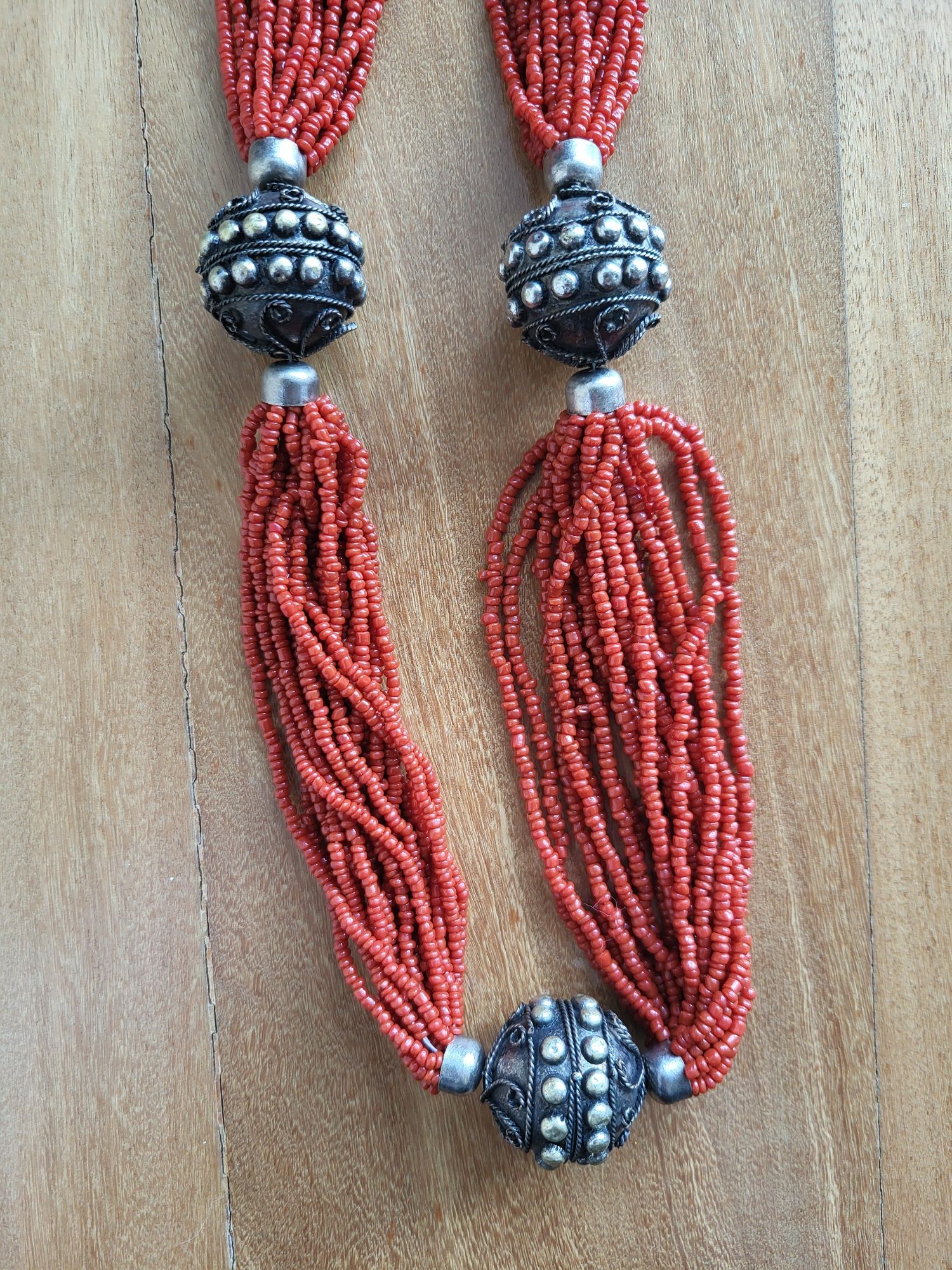 Colar Missangas Coral e Metal Boho