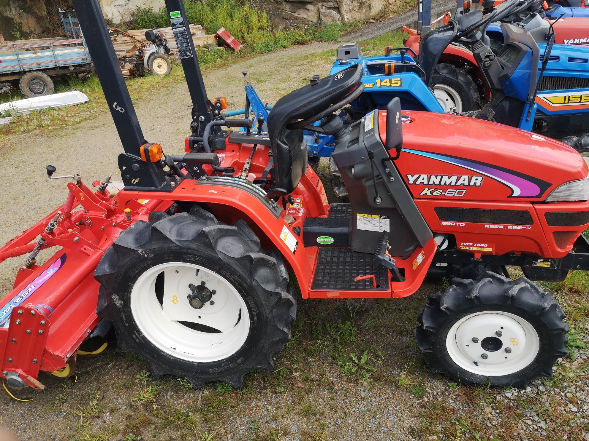 Vendo tratores de 3 cilindros 4x4