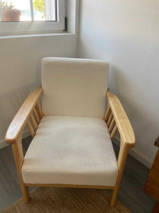 Poltrona com almofada solta em madeira/branco