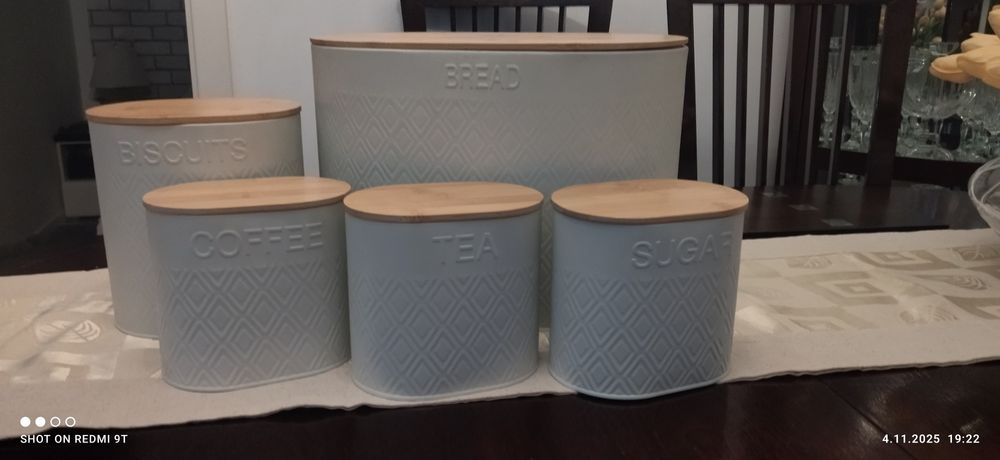 Pojemniki do kuchni z chlebakiemm