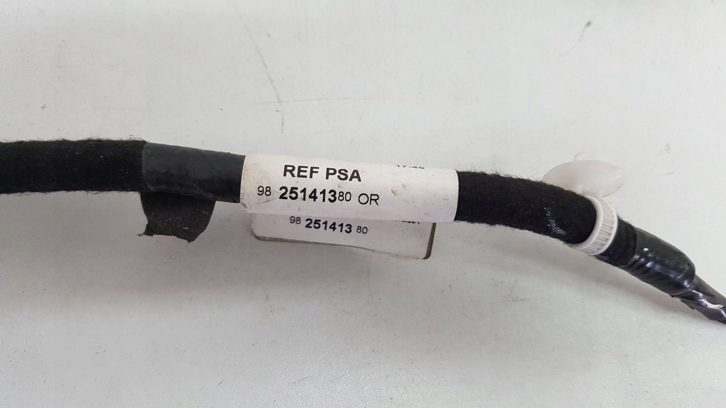 Opel Grandland X 17- instalacja przewód anteny KEY antena tył tylna