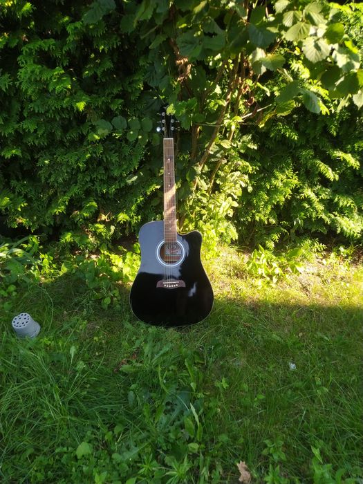 Czarna gitara elektroakustyczna