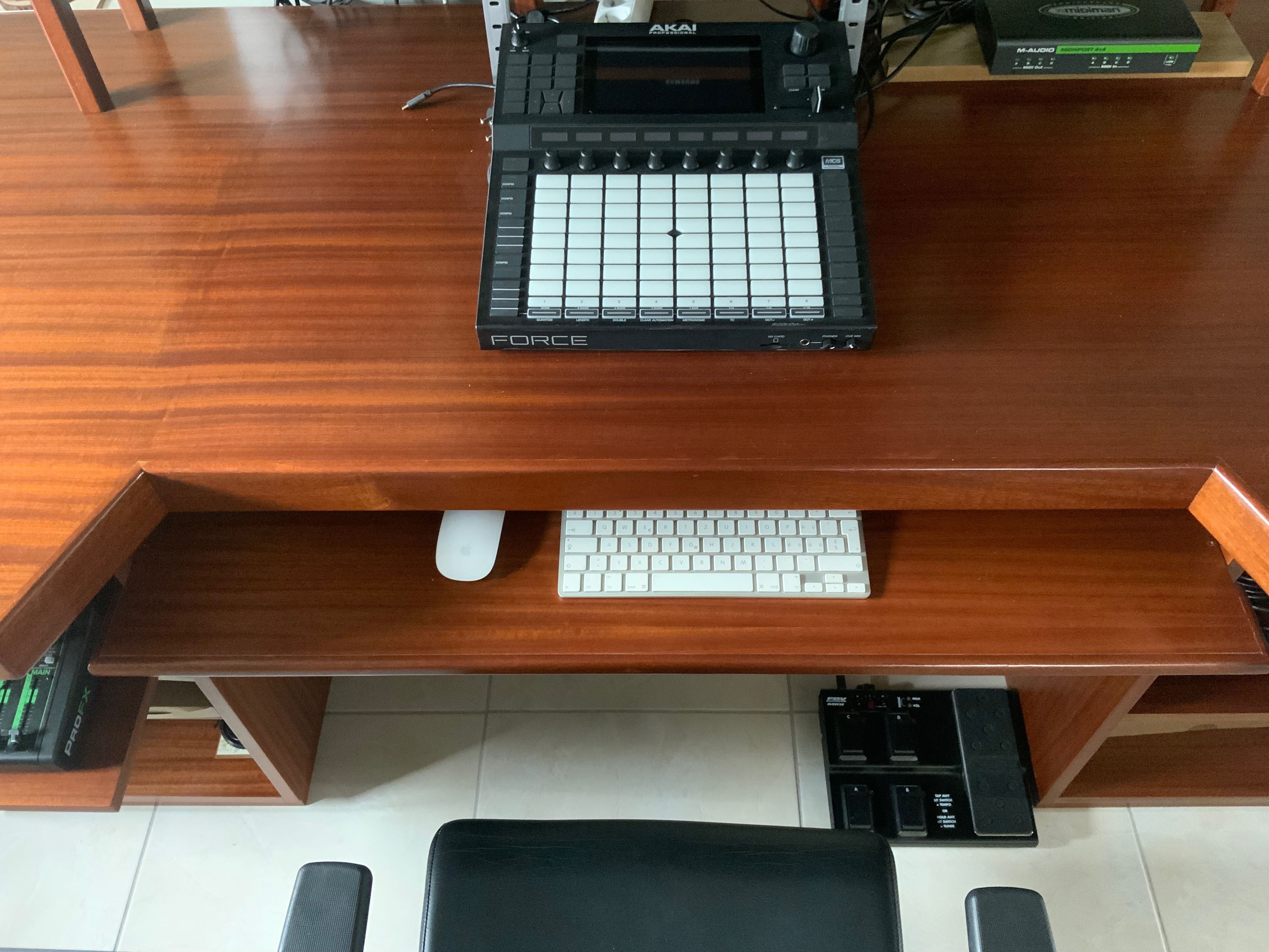 Estúdio de música como novo, Mesa, EQ, Efeitos, Sint-Sampler, Speakers
