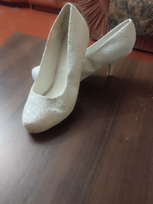 Нарядне плаття , дуже красиво виглядає