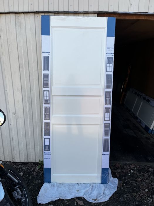 Між кімнатні двері білого поліру фірми Jeld wen