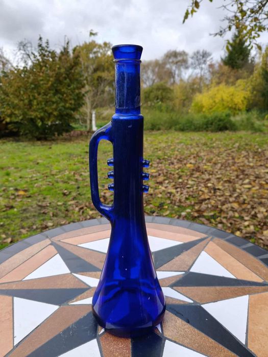 Kobaltowa butelka w kształcie klarnetu "Depose"