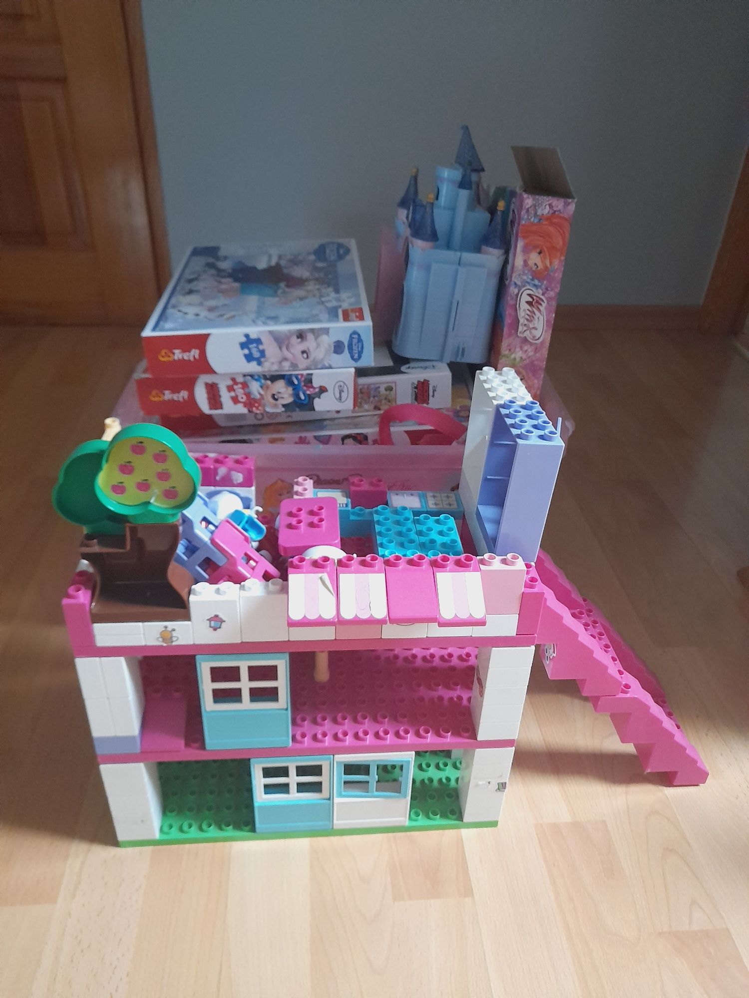 Zestaw dla dziewczynki domek hello kitty, lalki,puzzle i inne
