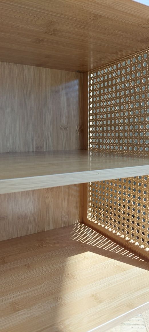 Piękna szafka nocna stolik bambusowym ratanowymi w stylu boho loft