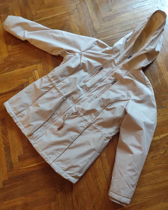 Куртка-парка утепленная. Бежевая, с кулиской на талии.