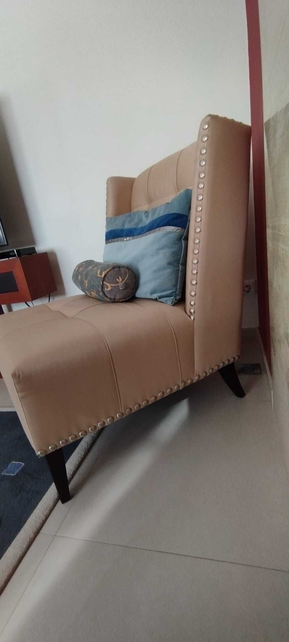 2 Cadeirões com acabamento capitonê