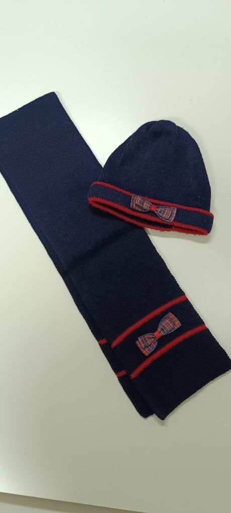 Conjunto de gorro e cachecol de criança azul escuro com laço