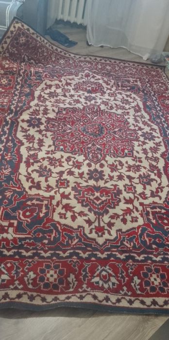 Килим  у свій час було привезено з Болгарії 2.9 на 2