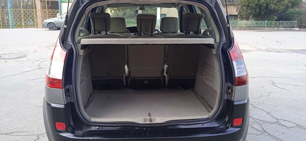 Мінівен Renault Scenic 2005 року. Двигун 1,5 DCI