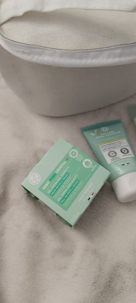 Conjunto de 4  cremes rosto e bolsa Yves Rocher