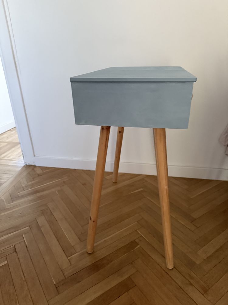 błękitna toaletka