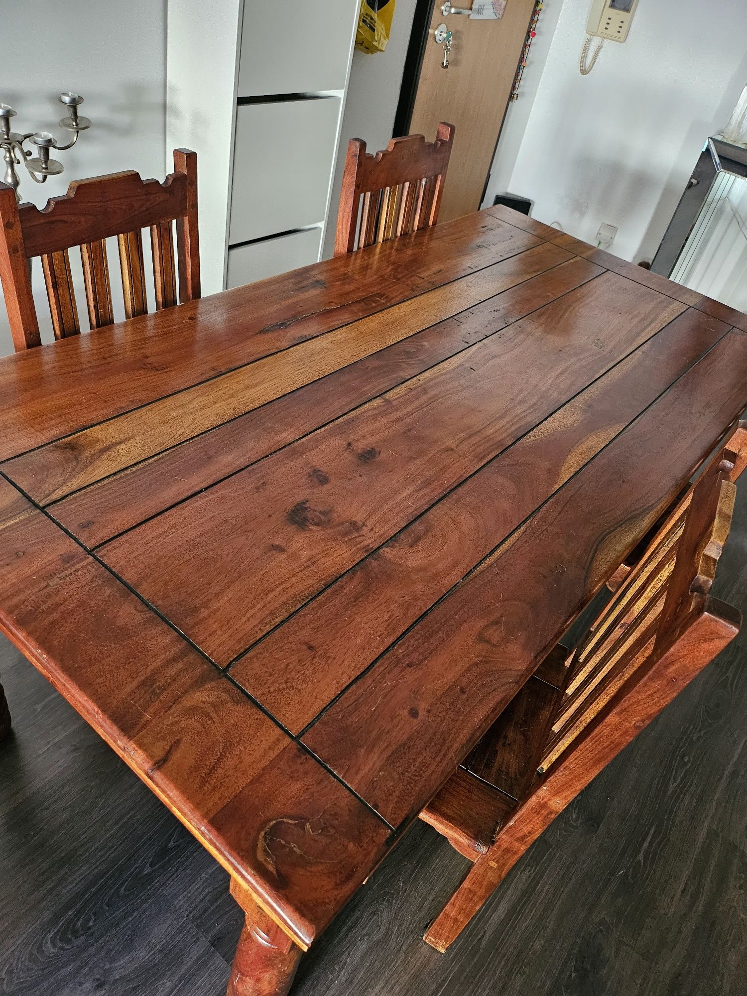 Mesa de jantar em madeira maciça