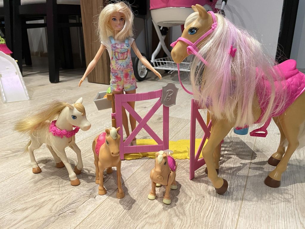 Barbie - 4 konie, lalka plus zagroda